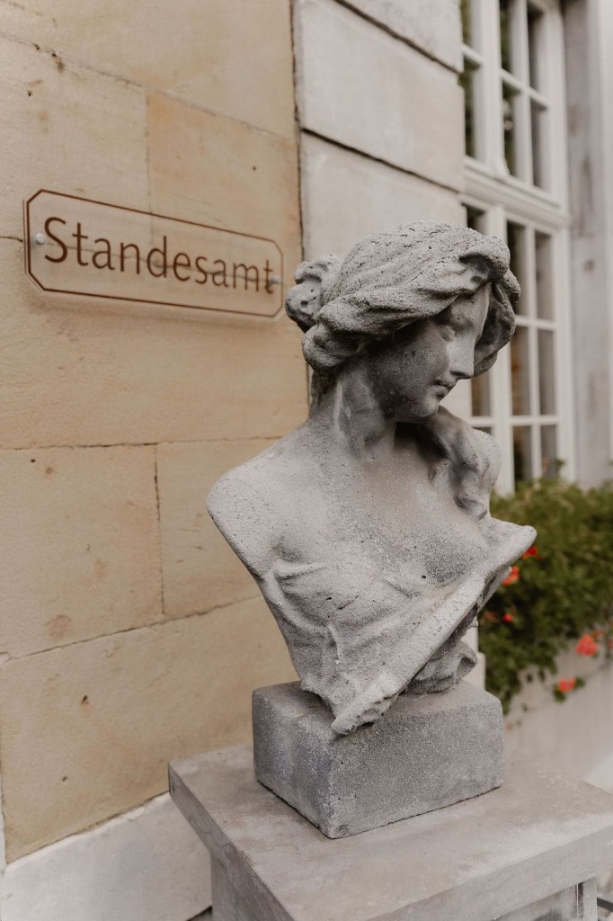 Standesamt-Schild und Büste am Kupferhof Rosental